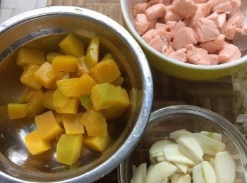 step1: 南瓜粒蒸煮3-5分鐘至稍軟。蒸完的水可順便用來浸三文魚粒。三文魚粒用暖水勺熟20秒即撈起。