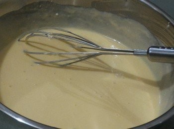 step3: 把4顆蛋黃(75g)加1顆全蛋(55g)打散，分次倒入步驟(2)內。然後加入步驟(1)、檸檬汁和檸檬皮蓉拌勻。