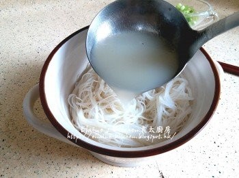 step13: 淋上鴨骨湯 , 放上雪菜火鴨絲 及八角(係之前煲鴨骨湯時剩下 , 可省略)