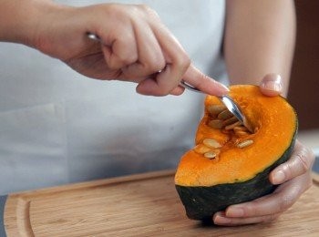 step1: 洗淨南瓜表皮,去瓜核及榔，連皮切條(如瓜太硬切不開可先蒸軟後再切)