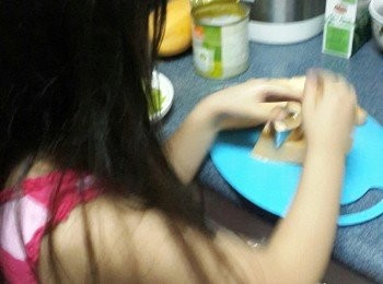 step3: 將新鮮水果去皮，切塊，找佐女女帮手印愛心，將剩下不可印愛心的水果切細塊