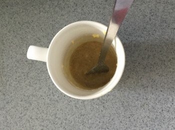 step1: 在杯中把香蕉壓爛成香蕉牛溶，加入牛油、黃糖、雞蛋拌匀。