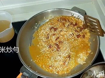 step4: 加入米和番紅花粉炒勻；其間逐少加入蝦湯，煮至米有七成熟 (試食：米心還有少許粉狀的)