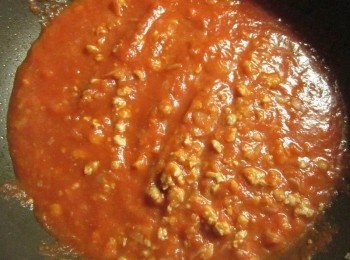 step4: 加入蕃茄糊及月桂葉熬煮40~60分鐘,如果太濃稠可加水,喜歡醬汁稠一點則以太白粉或麵粉水勾薄芡,起鍋前撈出月桂葉灑少許pizza草或義大利綜合香料提味即可,冷卻後分裝放入冷凍保存1個月沒問題!