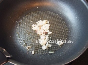 step2: 用油炒乾蔥片