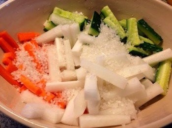 step2: 青瓜洗淨去籽切條備用、辣椒洗淨切粒備用、菠蘿切件備用