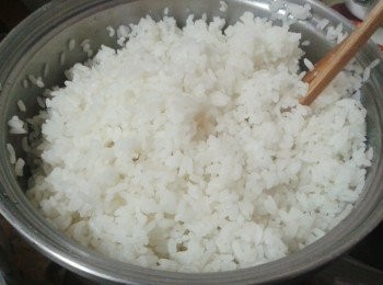 step1: 先煮珍珠米，下鹽及醋拌勻，待涼備用