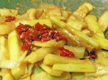 step7: 鍋中剩餘筍子加辣椒醬拌勻