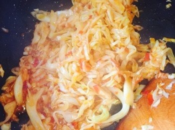 step2: 燒熱油鑊，爆香薑粒，放入椰菜絲及蒜蓉，炒至散開，加入紹興酒炒至軟身後再加入辣豆瓣醬炒匀。