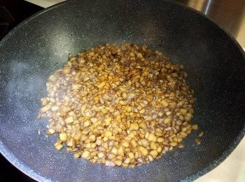 step2: 蘋果粒加黃糖以白鑊炒至軟身，加入肉桂粉炒勻，細火將蘋果煮至完全收乾水即可。