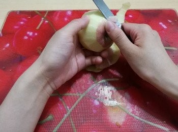 step1: 蘋果削皮，去芯，切成小塊。