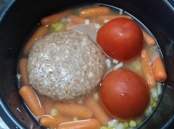 step3: 放上蕃茄、小甘筍及和牛漢堡扒。