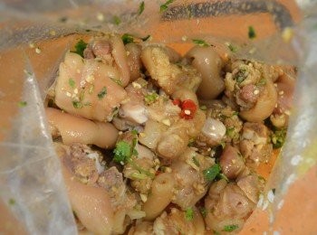 step5: 加入調好的涼拌汁拌勻即可。（可放入密封袋中搓揉，可使醬汁和豬手比較易混合均勻。）