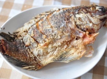 step3: 輕輕鬆鬆就能將整條魚煎得美美的~