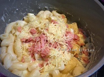 step4: 最後加入芝士及火腿粒拌勻。火腿若事先煎香會更美味，不煎亦可。