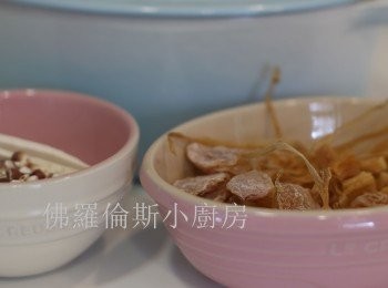 step1: 日魚月、乾瑤柱、淮山、茨實、杞子浸洗乾淨。(由於是煲湯，所以我用了日本碎貝)