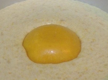 step7: 先把步驟⑹的一半份量倒入蛋糕模內，放入步驟⑴然後再倒入餘下的步驟⑹。冷藏至凝固。