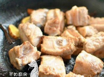 step4: 燒熱油鑊下薑片爆香, 放入排骨煎至金黃, 加入雞湯或清水, 蓋上鑊蓋至番滾, 把排骨連炆汁注入電飯煲內