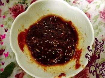 step6: 6.調石鍋拌飯的醬料,先放入韓國辣椒醬,醬油,醋,香油,砂糖,還有熟白芝麻混合均勻即可.當然可以試吃一下自己調出來的醬料好不好吃,再改進酌量使用.