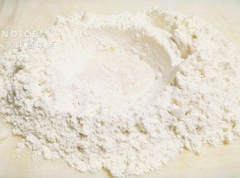 step2: 先將熟蕃薯+水→攪拌成蕃薯泥水。分次加入麵粉中，揉成團。