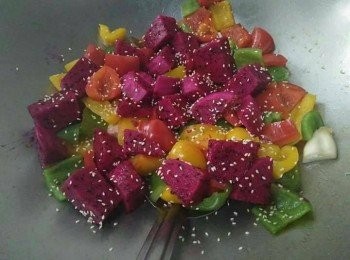 step1: 因為甜黃青椒有農藥殘留，所以需泡水3-6小時，期間需換新水再泡，洗淨甜黃青椒並切塊，萬家香烏醋，備用；