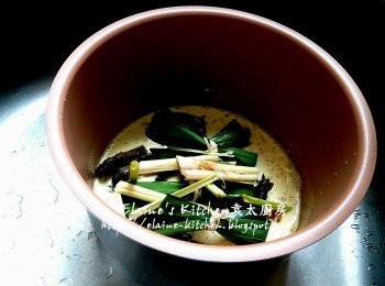 step6: 再逐一放入Salam葉 , 斑蘭葉及香茅