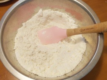 step2: 取一容器倒入麵粉、泡打粉、糖、肉桂粉、蘋果汁及融化奶油。