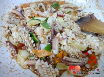 step7: 倒入<span class="group_2">醬汁</span>和小黃瓜拌炒均勻馬上關火