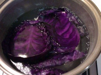 step3: 將紫色高麗菜放入沸騰的熱水中，煮約一分鐘即可