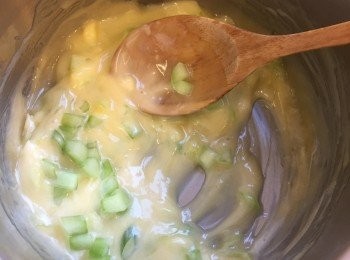 step6: 轉小火，慢慢加入無鹽牛油粒。遂粒遂粒加，不要心急。牛油溶入時不斷攪拌，使牛油乳化。用鹽調味。最後加入蔥粒和部份青瓜粒。