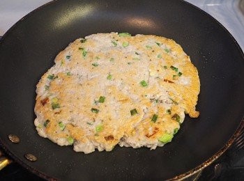 step1: 鯪魚膠先壓成餅狀, 微微拍上生粉, 再以中慢火兩邊煎至微黃.