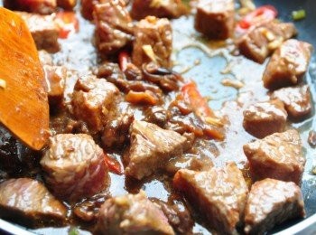 step5: 接著放入龍眼乾拌炒