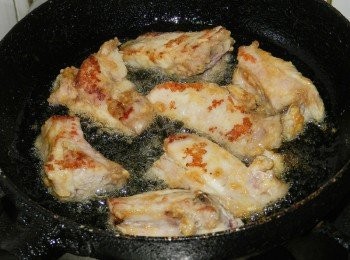 step9: 小排入160度油鍋半煎炸，5分熟取出