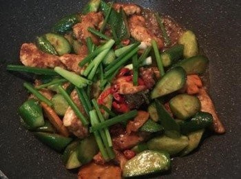 step7: 水滾後試調味，用鹽巴調整味道。 最後放入蔥段拌炒即可喔～