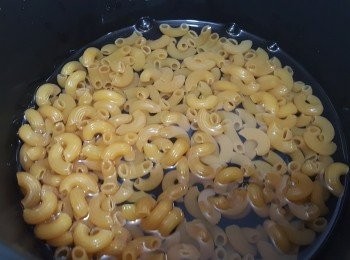 step2: 將通粉放入電飯煲內，加水至剛蓋過通粉少許。