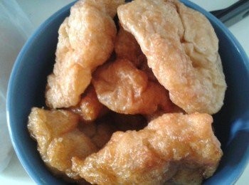 step1: 炸麵筋可以在賣豆腐的店買到，不是火鍋吃的“生筋”