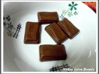 step2: 步驟2> 將巧克力放在碗盤內以隔水加熱的方式使其溶解