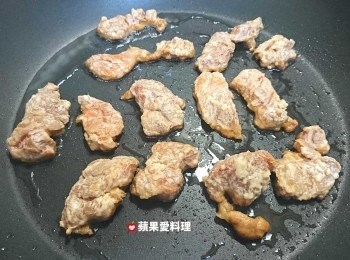 step6: 鍋中倒油，開中火，油熱時，將豬里肌一塊塊放入。