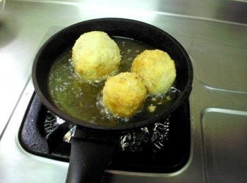 step6: 小火慢慢炸~勿中大火!麵包粉易焦請小火慢炸，起鍋前開大火逼出油來(要一直翻才不會焦)