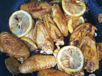 step3: 落檸檬片加【<span class="group_2">汁料</span>】，兜均，轉中火，焗10分鐘，開飯喇。