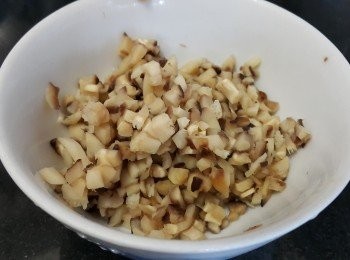 step2: 冬菇浸泡軟身後，切碎