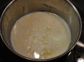 step2: 先將芝士絲加入牛奶，隔水煮至芝士絲溶化，放涼備用。（如用牛油，可一同煮至溶化。）