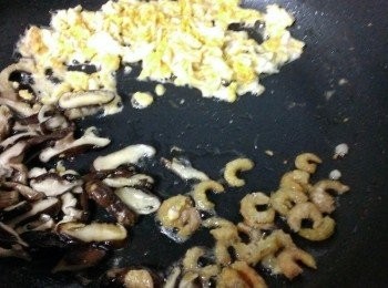 step2: 下油鍋蛋打散炒香~下香菇扁香~下蝦米扁香