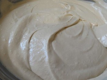 step5: 魚膠粉加食水，坐水加熱攪拌熱溶，放涼後隔篩加入步驟(4)內拌勻。