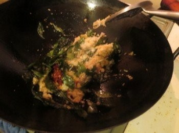 step3: 取出鍋加入食油半碗，油熱加入剁好的材料下鍋爆炒至出油