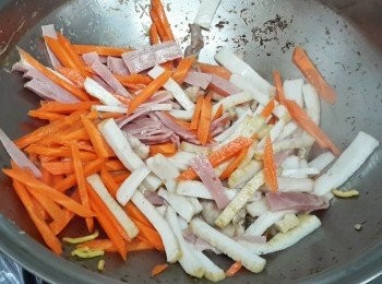 step3: 再下油，先炒豬肉，然後下火腿，魚片，紅蘿蔔，炒至軟身
