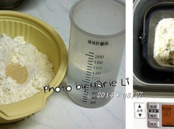 step1: 《製作中種麵糰》

麵粉、酵母、水，一起放進麵包機容器中
設定機器為 Mode30 《烏龍麵麵糰模式》
讓機器運轉約 6~7分鐘左右
材料都揉成糰即可按下《取消鍵》停止。