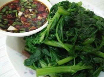 step3: 汆燙澎湖茼蒿後(以澎湖茼蒿的份量與水量多寡來斟酌時間)。一般來說，葉菜類約汆燙30秒，根莖類約-2分鐘。大約2-5分鐘後，淋上少許香油，沾著醬料食用，即可盛盤享用原汁原味，新鮮營養不流失澎湖茼蒿！