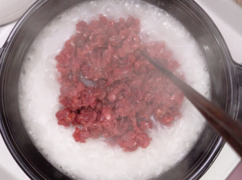 step4: 見米水滾起(見收水)，鋪上肉餅，蓋上蓋，以小火煮8分鐘，至冒煙及散發少許焦味，馬上熄火。
