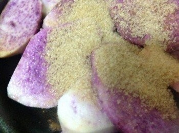 step1: 切片加水煮至5分熟後，加二級砂糖，小火慢慢煮（記得隨時翻面）